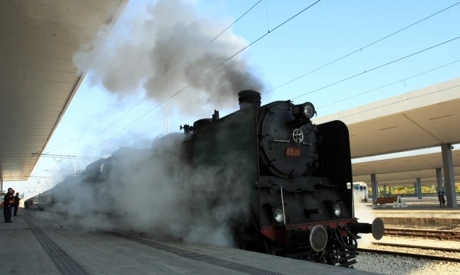 Коледният влак с най-стария парен локомотив ще извърши допълнителен курс на 17 декември